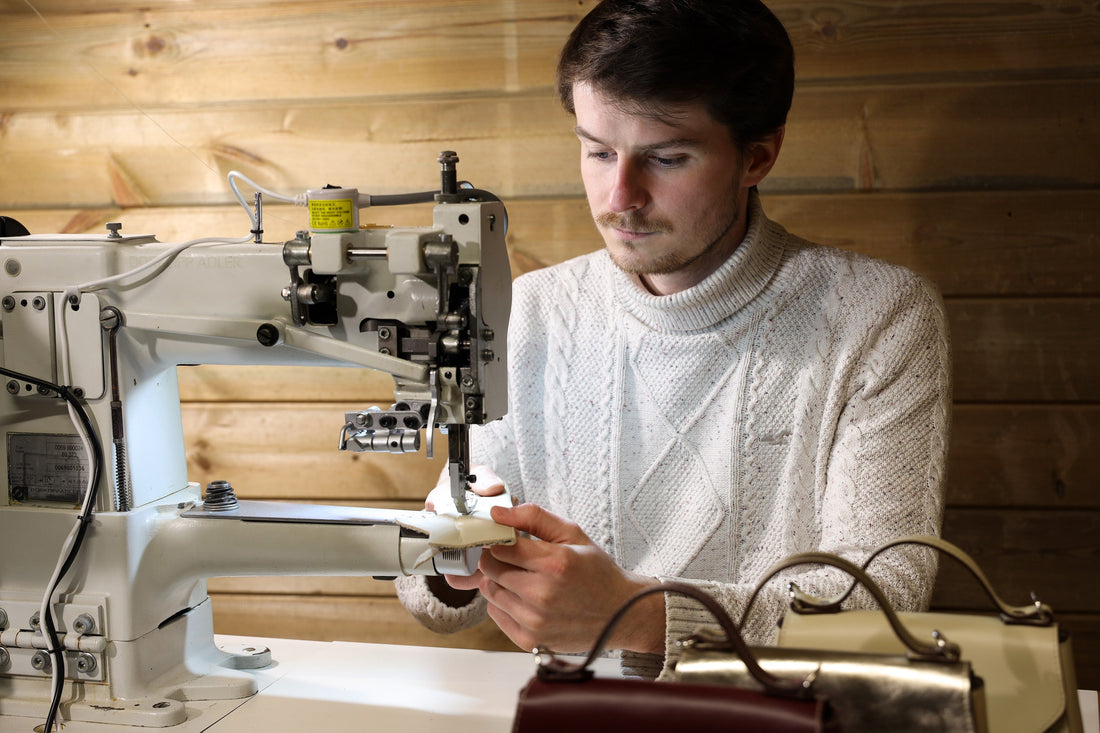 Mon atelier de maroquinerie artisanale à Lyon – Fabrication locale et engagée
